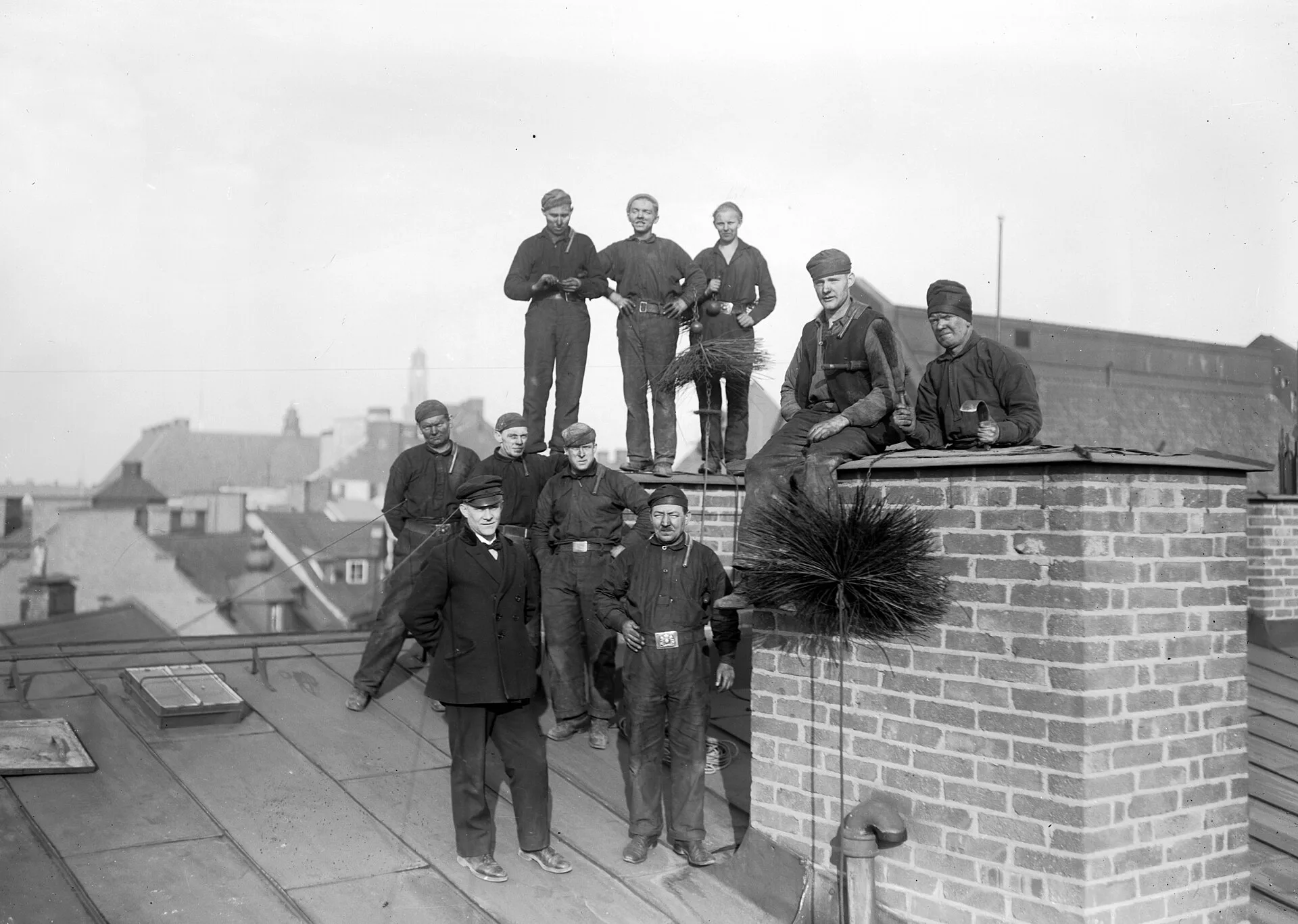 FOTOGRAFISotare på tak. 1905-1920FOTOGRAF: Swinhufvud, Axel.BILDNUMMER: ASW 2241Stockholms stadsmuseum, Sweden. Chimney sweep demand by season: peak and slow months in the US and Canada